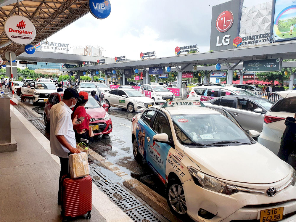Private taxis or ride-hailing services provide a convenient option for visitors unfamiliar with the area